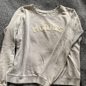 Morris tröja - Grå Morris tröja. Har lite slitningar men är på baksidan så syns inte. Skriv för fler bilder