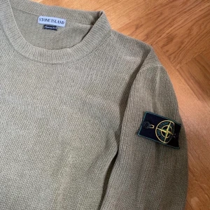 Stone Island SS1998 Chenille Knit - Chenille sweater från Stone Island.  Tröjan är i fantastiskt skick för att vara 24 år gammal. Chenillen har fortfarande sitt lyster och silkesaktiga känsla. Väldigt sällsynt. Patch med gröna kanter (pre 2000-tal) ingår. Storlek S men sitter lite större. 