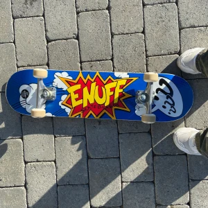 Enuff skateboard - Nästan helt oanvänd skateboard köpt från skatepro för originalpriset 749 kr. Använd typ 3 gånger och köpt förra året. Kan inte mycket om skateboards men den är i bra skick. Meddela för fler bilder :D