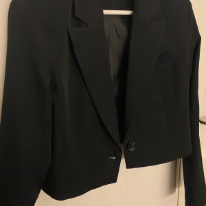 Kavaj - Kort svart kavaj🤍