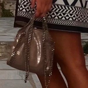 Stella McCartney  - Säljer en väska i bra skick ❤️super fin men vill ha annan färg därför jag säljer denna, modellen är falabella tiny tote bag, köp direkt för 3300