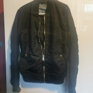 Alpha industries jacka  - Svart jacka i fint skick, lite använd. I strl Xl. 