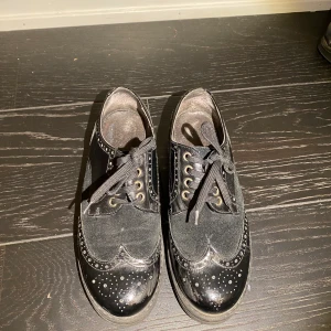Black derbies size 37 fit like 38 - Jonak derbies size 37, fit like a 38  Some minor stripes on the inside side (see picture)