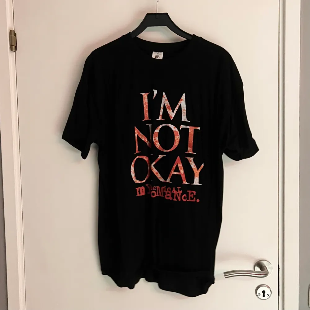 My chemical romance tröja med texten ”im not okay”. Endast använd en gång :). T-shirts.