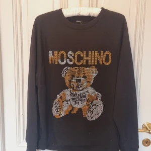 Moschino look alike - Bra kvalitet. Passar bra. Knappt andvänd. Moschino look alike❤️ Säljer då den inte kommer till användning❤️❤️
