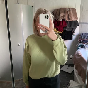 Tröja  - Grön tröja från monki💕