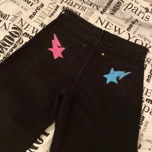 Custom bape byxor - Säljer dessa oerhört snygga custom byxorna jag själv gjort:) dessutom väldigt baggy!  (Möts helst i stklm)