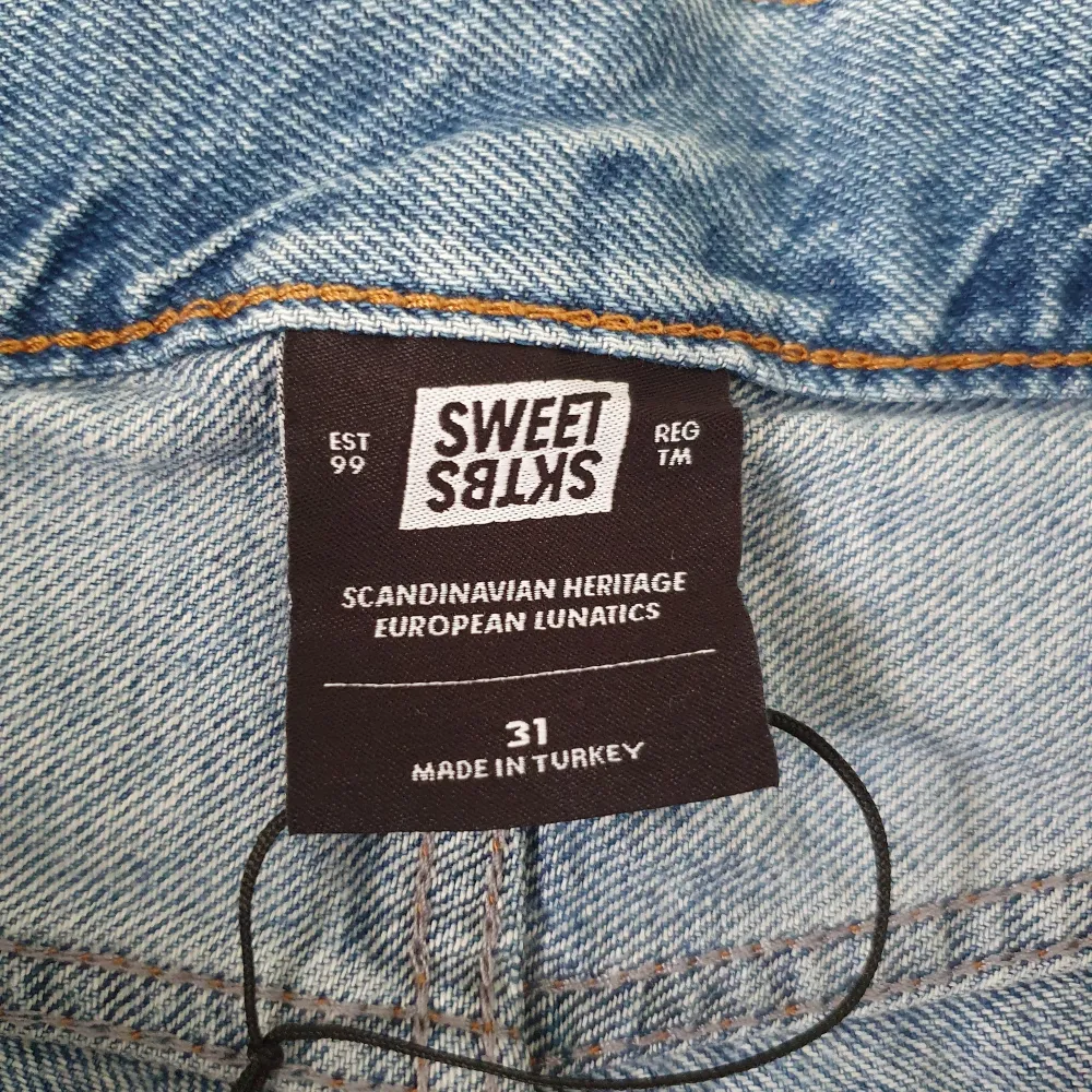Ett par sweet sktbs byxor.Ungefär 4 månader gamla men är bara använda en gång. Jeans & Byxor.