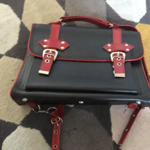 Goth/vamp väska  - En fet väska i skinn med metall spännen:))