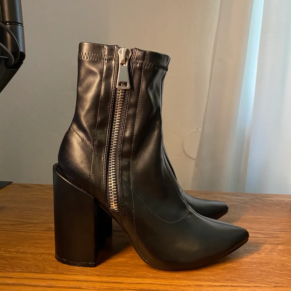 ankle leather boots - very good condition  its not my size and i want to sell it. Skor.