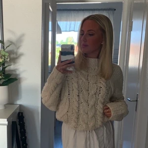 Stickad tröja qhiquelle - Super fin stickad tröja från chiquelle, köpt för 700kr! Köparen står för frakten!❤️