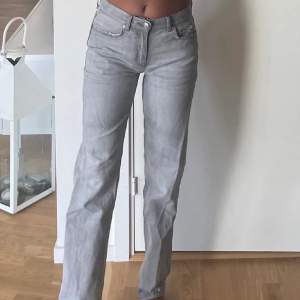 Säljer ett par gråa jeans i storlek 32 men passar mig som vantligtvis har 34. Jag har ett par liknande och säljer därför nu dessa. Köparen står för frakt!! (Lånade bilder)