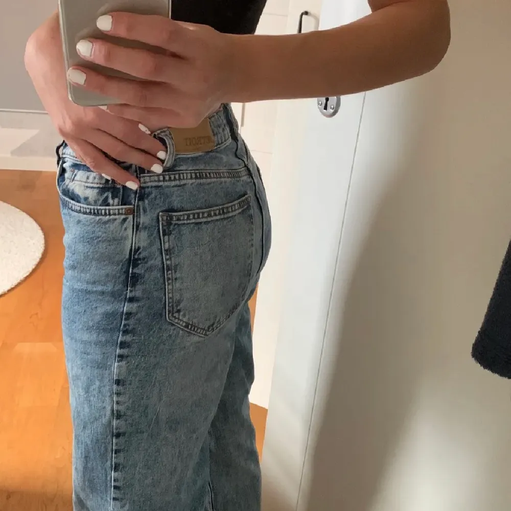 Detta är ett par ljusblåa jeans från lindex. Dessa byxor har inte används mycket alls och är i ett mycket bra skick. Jag betalde 499 för de men de sänks rejält!!. Farkut & Housut.