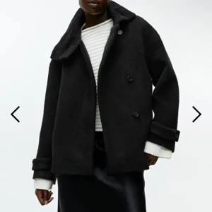 Arket kappa - Säljer min arket kappa i storlek 36, helt oanvänd med prislappar kvar, säljer den då jag köpte 2 olika storlekar😊. 