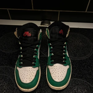 Jordan air 1 mid  - Säljer mina gröna Jordans pga använder inte längre.  Köptes för 2 år sedan för 2300, säljer för 800kr 