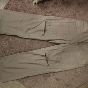 Baggy byxor beige - Baggy byxor från H&M med en mindre skönhetsfläck på baksida lår. Använt dem under en kort period efter graviditeten. 