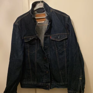 Jeans jacka Levi’S  - Använd bara 1 gång, bra i skick, storlek S men går också till M 