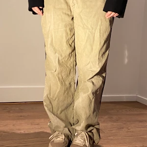 Easy wear strl M/L - Super snygga jeans som knappt är använda. 