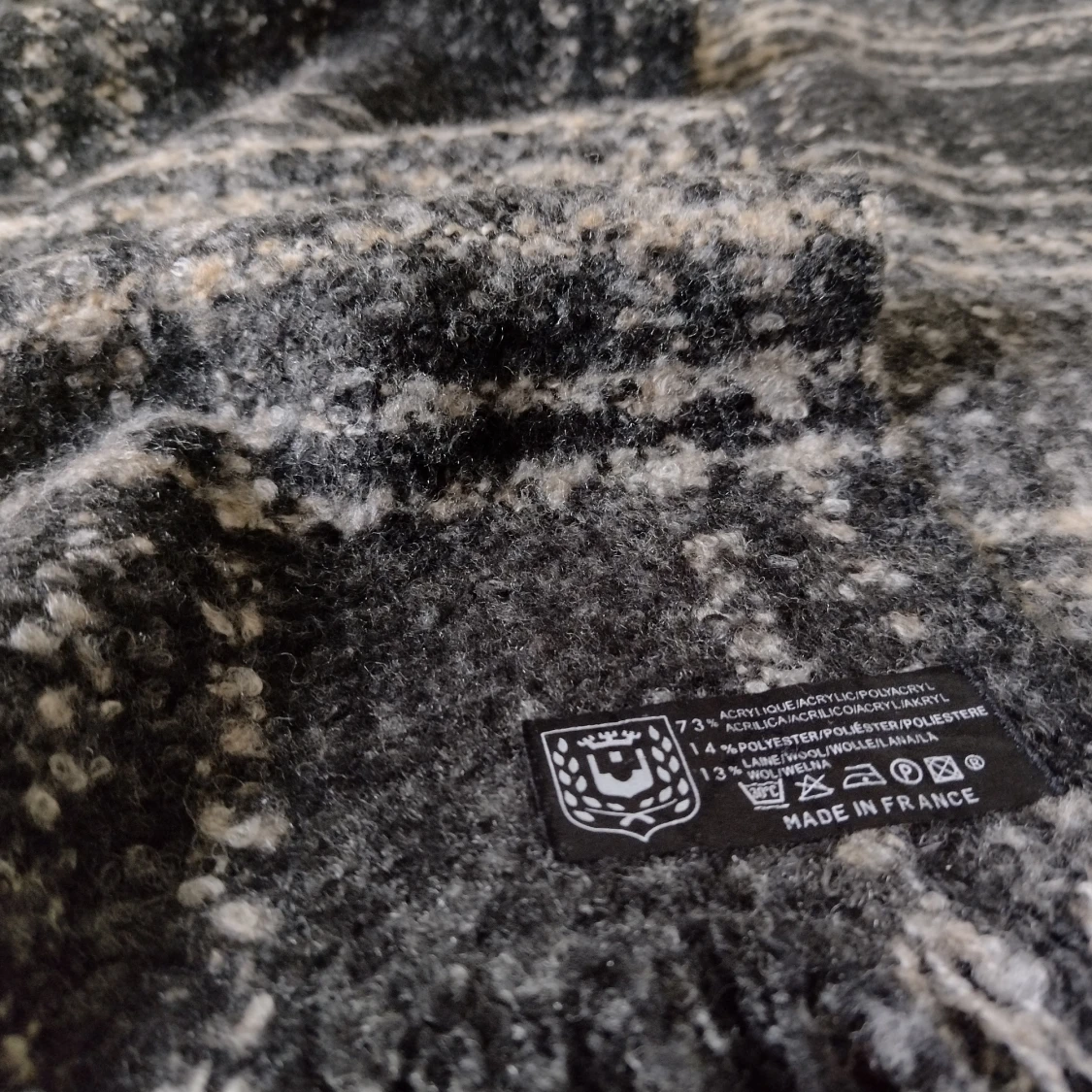 Svart/grå/beige/vit rutig halsduk med fransar, Made in France - 91