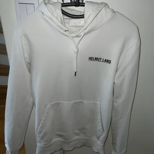 Helmut Lang hoodie - Skick 8,5/10. Storlek S. Nypris 2,9 tusen.