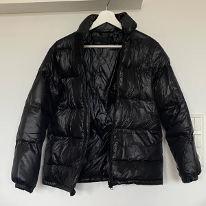 Puffer Jacket - Svart puffer jacket i stl XS. Använd ett/två år. Bra skick! 