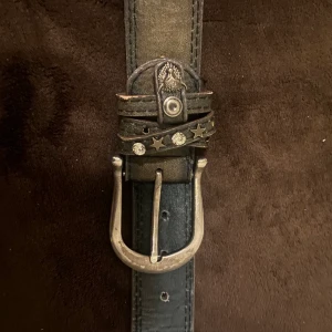 Brun bälte - brun bälte med coola extra detaljer på, strl 80