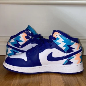Nike Jordan 1 Geometric Mid - Kollar intresset på mina älskade Jordans som har fått SÅ många komplimanger💓storlek 37,5. Självklart äkta från Restocks inköpta sommaren 2021. Inte många som har dessa! Använda men alltid väl omhändertagna. Kostar 2199 nya och säljer för 1000kr