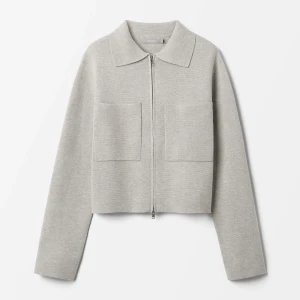 Grå jacka Åhléns  - Denna gråa kofta från Åhléns som är helt slutsåld och den är även helt oanvänd med prislappen kvar (skriv privat för mer bilder) 💕 Tyvärr är den lite för stor på mig så den kommer inte till användning!