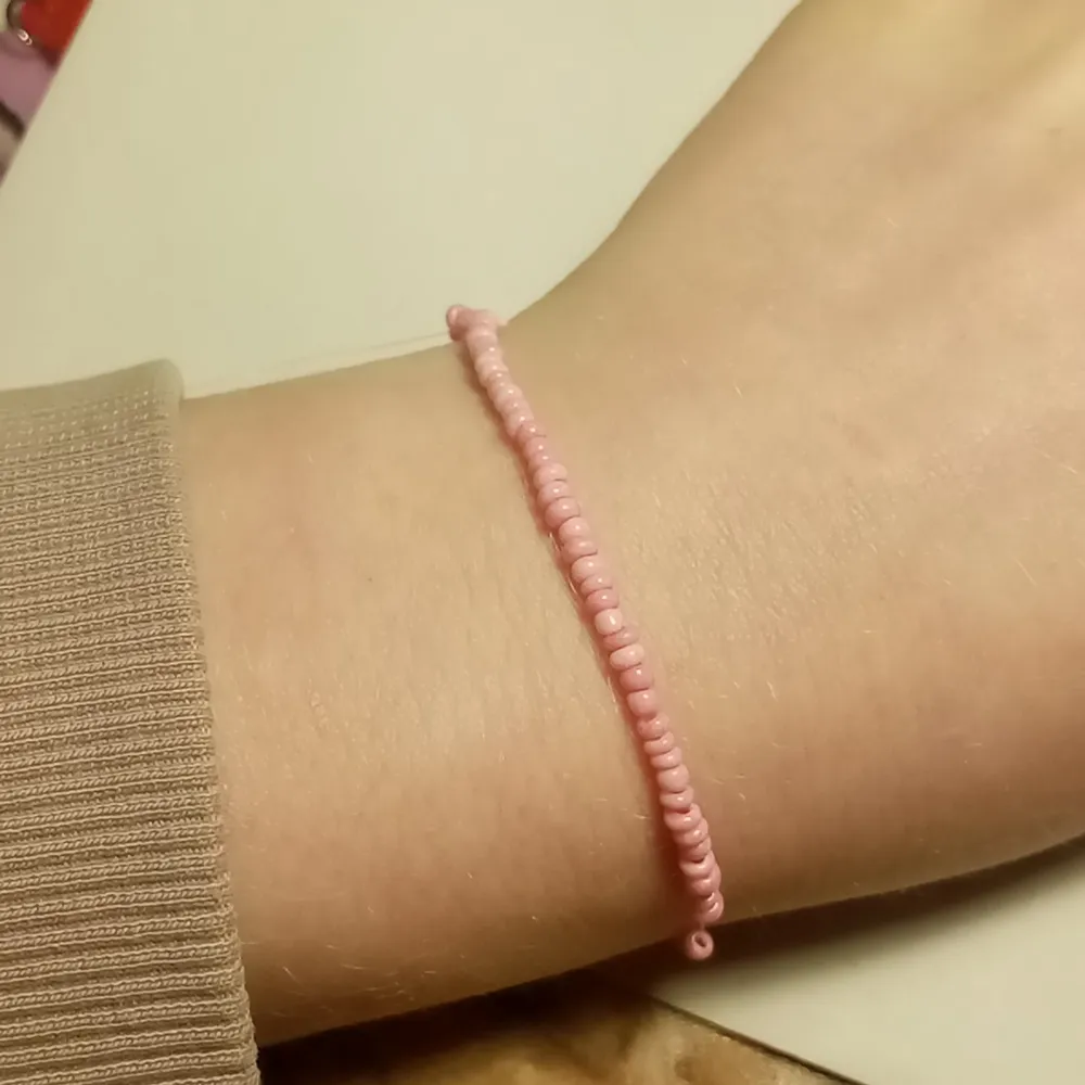 Helt rosa armband du kan själv välja färg och armbandet passar alla . Övrigt.