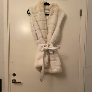 Väst  - Säljer nu min väst jag köpte för cirka 1 år sedan.  har använt den ett fåtal gånger. storleken är 38 och den är i bra skick! På bilderna är den dock inte tvättad, men tvättar innan någon köper den såklart! Bara höra av dig om du är intresserad🥰