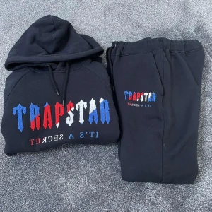 Trapstar tracksuit  - Trapstar Tracksuit i strl M Köpt 2021, använt mindre än 10gånger Ingen kvitto