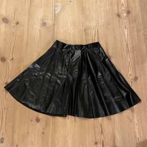 Skin kjol. - Svart skin kjol från shein, inte använd någon gång.