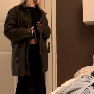 Mörkgrå läderjacka - Jättefin vintage mörkgrå läderjacka i super vintage skick. Aldrig använd av mig, perfekt till höstväder. Kan gå ned i pris om upphämtning/köp sker innan 2 nov! Äkta läder!🤍(köpt ganska dyrt) sitter snyggt på någon mellan ca 36-40 skulle jag säga!