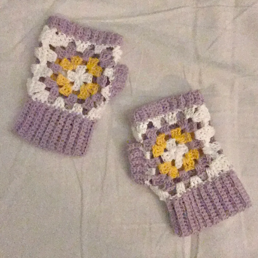 Virkade vantar med granny squares på både handflatan och på översidan av handen🤭🤭 säljer för 60kr+ frakt kan även mötas i Helsingborg typ (frakt blir Max 30kr skulle jag tro). Accessoarer.