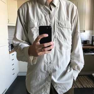 Cargo shirt khaki - Grymt skön friluftsskjorta med lite jackvibe. Lite prassligt material. 