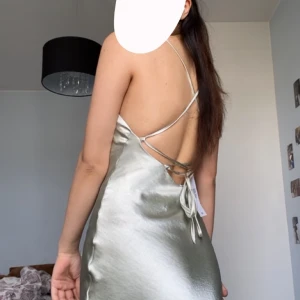 Silkes klänning  - Jätte fin grön/silver silkes klänning. Endast använd en gång och är som ny. Köpt för 700kr 