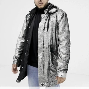 Ny. Silver Parkas med paljetter Longline modell 4XL Long - Köpt för 1290kr. Ej använd. Tänkt som extrem oversize jacka men tyvärr blivit liggandes. Frakt vid direkt swish till mig 79kr, välj ej Köp Nu isåfall. Samfraktar för minsta möjliga frakt kostnad för dig. Kontakta mig angående detta
