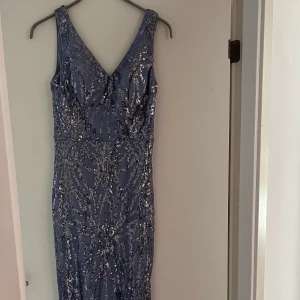 Maxidress - Glittrig klänning perfekt för bröllop och liknande, använd endast en gång och i väldigt fint skick🤍