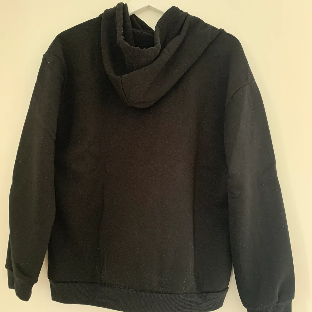 Säljer nu denna hoodie då den inte använd längre. Knappt använd. Köparen står för frakten. Betalning sker vid swish. Kan skickas med spårbar frakt. Tröjor & Koftor.