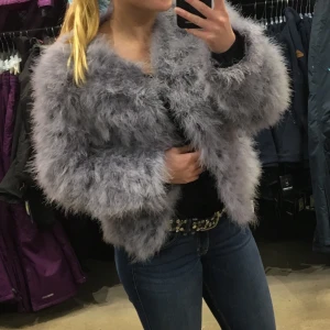 Lila fluffig jacka - Säljer denna lila jacka, använder kanske 3 gånger! 