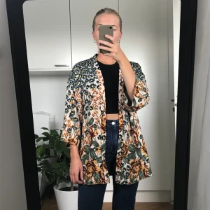 Kimono Indiska - Blommig Kimono från Indiska. Storlek S/M. 