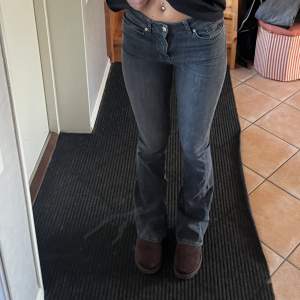 Gråa bootcut jeans från zalando men märket är vero moda. Använda 2 gånger, jag är 172cm lång och de är stretchiga. Storlek W26L32
