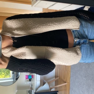 Teddy väst - Assnygg fleece väst som inte kommer till användning längre. Storleken är L men jag skulle säga S/M och passar bra på med som är S men tjocktröja under💕