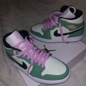 Jordan 1 mid Dutch Green - Tänkte sälja mina Jordan 1 Mid Dutch Green i strl 39 då de inte längre kommer till användning! Köpta från Sneakerhyllan förra sommaren. De är sparsamt använda och därför i bra skick⚡️ Färgen är eftertraktad och nypris just nu ligger på ca 4000 på svenska sidor! Tänkte börja med startpris på 2500 eftersom de inte är nya och använda fåtal gånger🫶🏼 Om flera är intresserade blir det budgivning! 