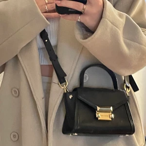 Crossbody väska MK - Jättesöt liten väska från MK som påminner om jacquemus. Säljer för att jag tyvärr inte får så mycket användning utav den! 
