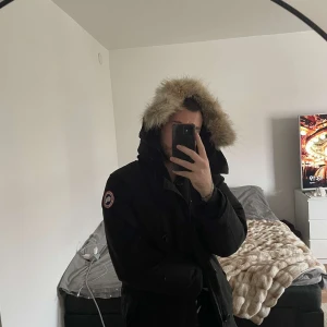 Canada goose - Super fin canada goose jacka! Enda fel är att det är hål inuti fickan. Inge kvitto kvar därav priset. Killjacka men tjejer kan även använda också. 