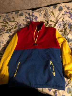 Fleece jacka - Multi färgad fleece jacka använd fåtal gånger
