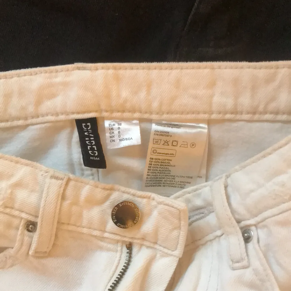 Vit jeans kjol med slit hål från H&M. Kjolar.