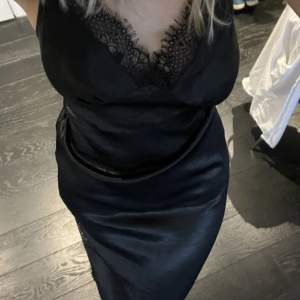 Superfin svart klänning som ej kommer till användning, aldrig använd . Köpt för 500kr. Köpare står för frakten.