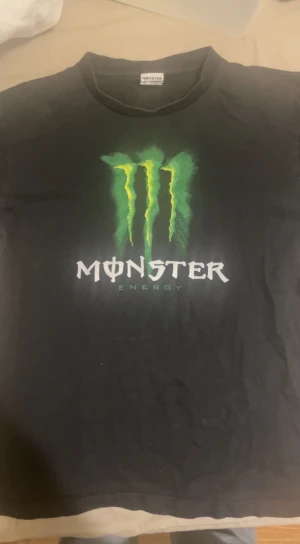 Monster T-shirt  - Moster T-shirt storlek S men sitter som en Xs skönt och inga håll 